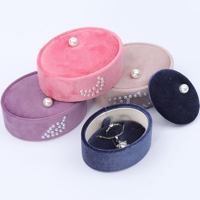 acheter Une petite boîte à bagues en velours ovale, une boîte à bagues en perles. online manufacture
