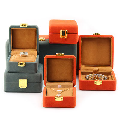 La boîte à bijoux en velours à toucher doux est équipée d'une boîte multicolore pour le stockage de montres de luxe.