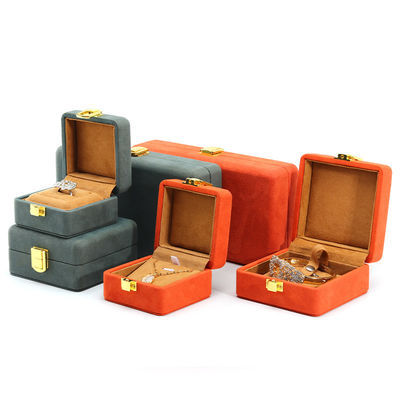 La boîte à bijoux en velours à toucher doux est équipée d'une boîte multicolore pour le stockage de montres de luxe.