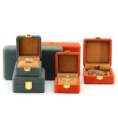 La boîte à bijoux en velours à toucher doux est équipée d'une boîte multicolore pour le stockage de montres de luxe.