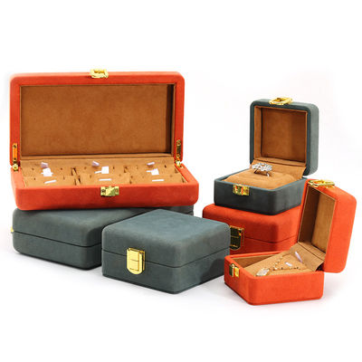 La boîte à bijoux en velours à toucher doux est équipée d'une boîte multicolore pour le stockage de montres de luxe.