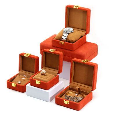 acheter Emballage de stockage de bijoux de luxe en velours rouge doux et élégant avec fermeture à boucle en or online manufacture