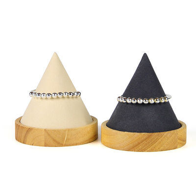 Affichage de bijoux en bois en forme de cône