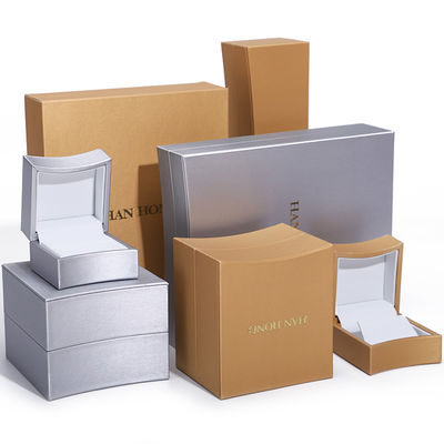 Boîte d'emballage en cuir en PU en forme d'arc multicolore pour pendentif à bague