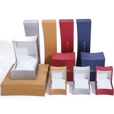 Boîte d'emballage en cuir en PU en forme d'arc multicolore pour pendentif à bague