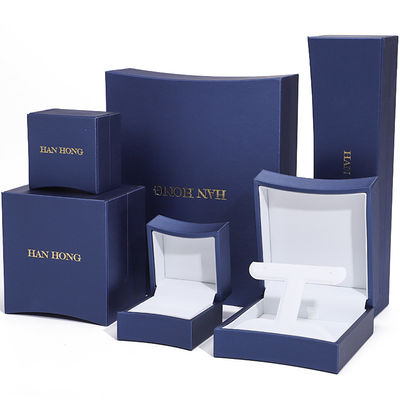 Boîte d'emballage en cuir en PU en forme d'arc multicolore pour pendentif à bague