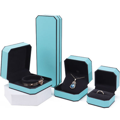 Boîte à bijoux en faux cuir octagonal avec bordure noire