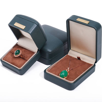 Un toit convexe pratique en faux cuir, une boîte de bijoux de luxe, avec une barre d'or.