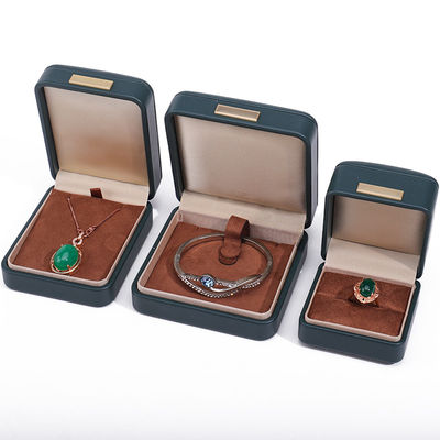 Un toit convexe pratique en faux cuir, une boîte de bijoux de luxe, avec une barre d'or.