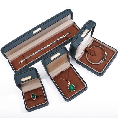 Un toit convexe pratique en faux cuir, une boîte de bijoux de luxe, avec une barre d'or.