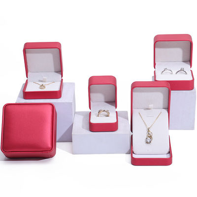 Boîte d'emballage de bijoux de luxe en cuir PU rouge noble avec douce doublure de velours