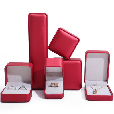 Boîte d'emballage de bijoux de luxe en cuir PU rouge noble avec douce doublure de velours