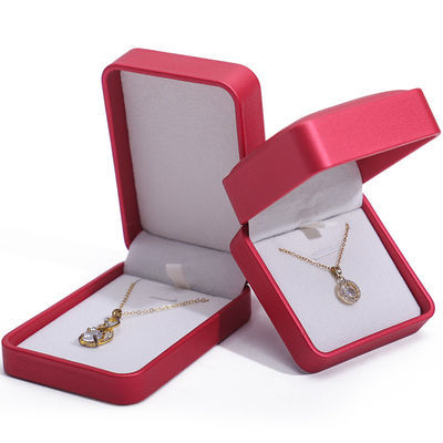 Boîte d'emballage de bijoux de luxe en cuir PU rouge noble avec douce doublure de velours