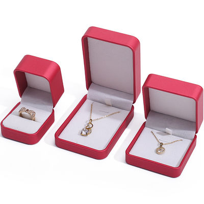Boîte d'emballage de bijoux de luxe en cuir PU rouge noble avec douce doublure de velours