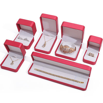 Boîte d'emballage de bijoux de luxe en cuir PU rouge noble avec douce doublure de velours