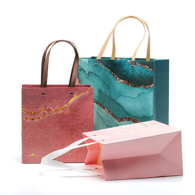 Un sac en papier cartonné de luxe avec poignée
