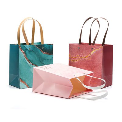 Un sac en papier cartonné de luxe avec poignée