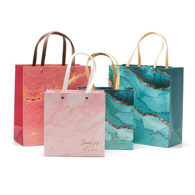 Un sac en papier cartonné de luxe avec poignée