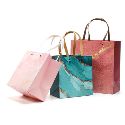 Un sac en papier cartonné de luxe avec poignée