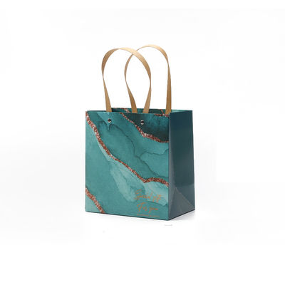 Un sac en papier cartonné de luxe avec poignée