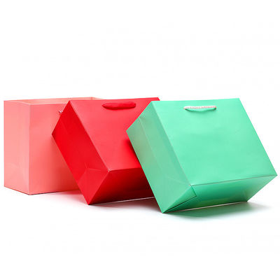 Un sac en carton, un paquet de cadeaux, un trésor.