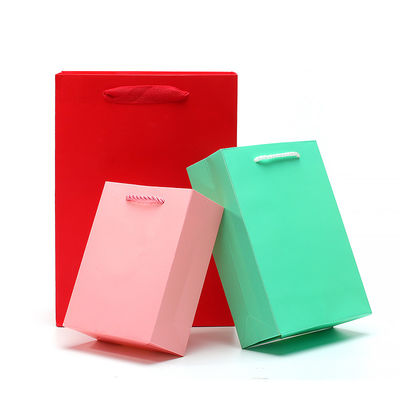 Un sac en carton, un paquet de cadeaux, un trésor.