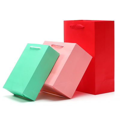 Un sac en carton, un paquet de cadeaux, un trésor.