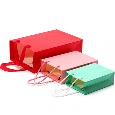 Un sac en carton, un paquet de cadeaux, un trésor.