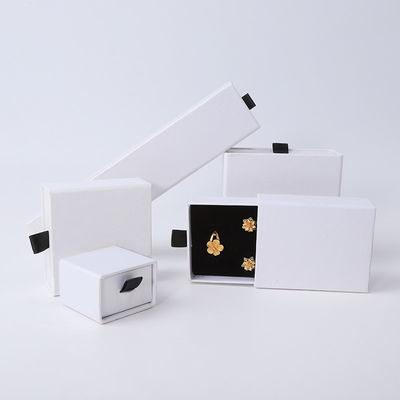 Fabrication en gros Eco-friendly cadeau de haute qualité Box de bijoux personnalisé Custom Ring Collier Boucle d'oreille Bracelet Emballage Draguer de papier carton blanc Box de bijoux avec logo