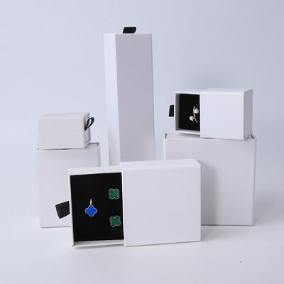 Fabrication en gros Eco-friendly cadeau de haute qualité Box de bijoux personnalisé Custom Ring Collier Boucle d'oreille Bracelet Emballage Draguer de papier carton blanc Box de bijoux avec logo