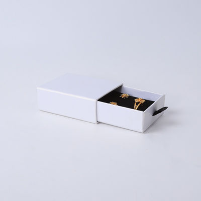 Fabrication en gros Eco-friendly cadeau de haute qualité Box de bijoux personnalisé Custom Ring Collier Boucle d'oreille Bracelet Emballage Draguer de papier carton blanc Box de bijoux avec logo