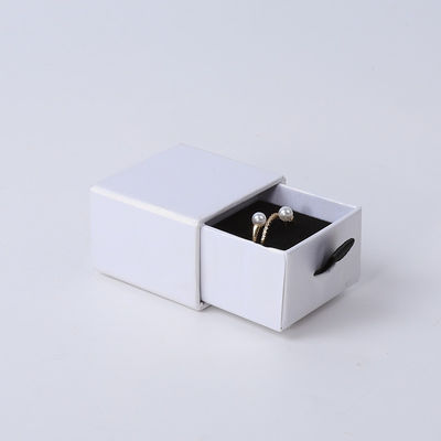 Fabrication en gros Eco-friendly cadeau de haute qualité Box de bijoux personnalisé Custom Ring Collier Boucle d'oreille Bracelet Emballage Draguer de papier carton blanc Box de bijoux avec logo