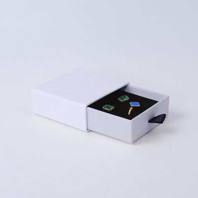 Fabrication en gros Eco-friendly cadeau de haute qualité Box de bijoux personnalisé Custom Ring Collier Boucle d'oreille Bracelet Emballage Draguer de papier carton blanc Box de bijoux avec logo