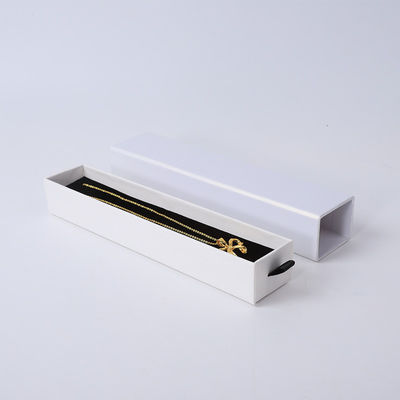Fabrication en gros Eco-friendly cadeau de haute qualité Box de bijoux personnalisé Custom Ring Collier Boucle d'oreille Bracelet Emballage Draguer de papier carton blanc Box de bijoux avec logo