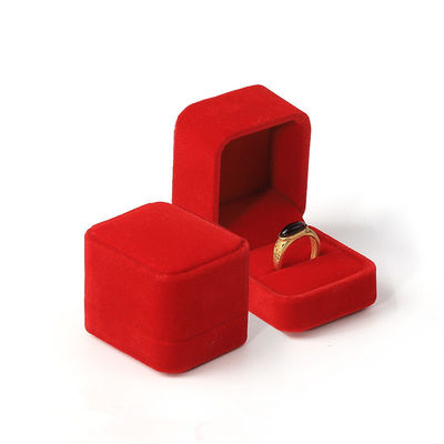 Vente en gros de bijoux de luxe sur mesure Boîte à double anneau Logo personnalisé Joaillerie de velours rouge Boîte d'emballage d'engagement