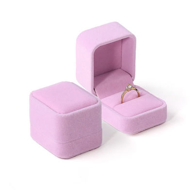 Vente en gros de bijoux de luxe sur mesure Boîte à double anneau Logo personnalisé Joaillerie rose velours Boîte d'emballage d'engagement