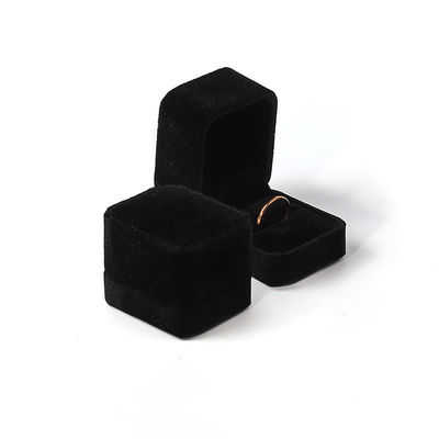 Boîte à bijoux carrée en velours noir pour bague de fiançailles et de mariage