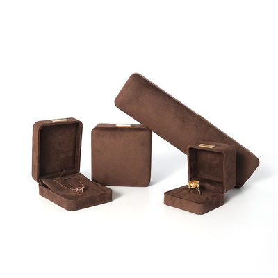 Fabrication de gros Luxe Jeux de bijoux Coffret personnalisé Coffret personnalisé haut de gamme Collier Bracelet Boucles d'oreilles Ensemble de bijoux d'anneau Emballage Coffret de bijoux marron velours avec logo