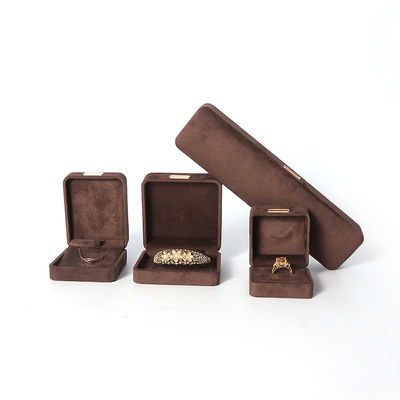 Fabrication de gros Luxe Jeux de bijoux Coffret personnalisé Coffret personnalisé haut de gamme Collier Bracelet Boucles d'oreilles Ensemble de bijoux d'anneau Emballage Coffret de bijoux marron velours avec logo