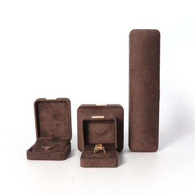Fabrication de gros Luxe Jeux de bijoux Coffret personnalisé Coffret personnalisé haut de gamme Collier Bracelet Boucles d'oreilles Ensemble de bijoux d'anneau Emballage Coffret de bijoux marron velours avec logo
