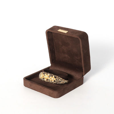 Fabrication de gros Luxe Jeux de bijoux Coffret personnalisé Coffret personnalisé haut de gamme Collier Bracelet Boucles d'oreilles Ensemble de bijoux d'anneau Emballage Coffret de bijoux marron velours avec logo