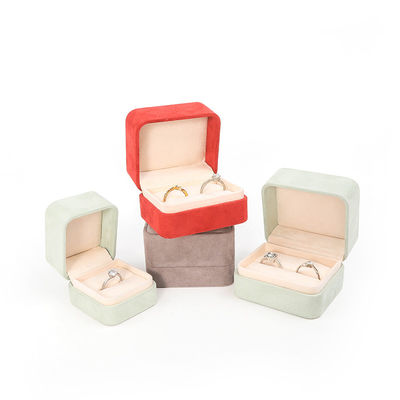 Vente en gros de bijoux haut de gamme Emballage Boîte à bague Logo personnalisé Emballage de bijoux Luxe Mariage à double fiançailles Boîte à bague de velours