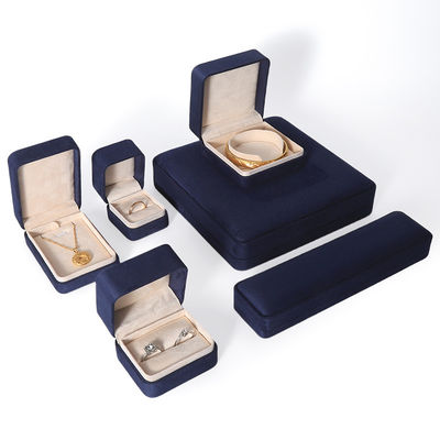 Chine Fabrication en gros Premium bijoux bleus Boîte d'emballage personnalisée Fin de la cheville Big Jewelry Set Collier Bracelet Boucles d'oreilles Bague Emballage artisanale Carré velours bleu Boîte de bijoux avec logo