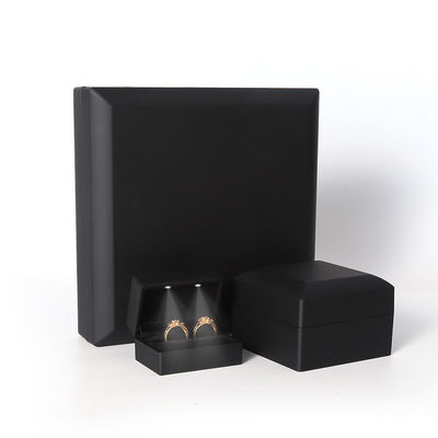 Chine fabrication en gros de haute qualité Led Jewellery Box Emballage Collier Bracelet Ring Jewelry Box Logo personnalisé High End Noir Plastic Led Jewelry Box avec lumière