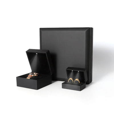 Chine fabrication en gros de haute qualité Led Jewellery Box Emballage Collier Bracelet Ring Jewelry Box Logo personnalisé High End Noir Plastic Led Jewelry Box avec lumière