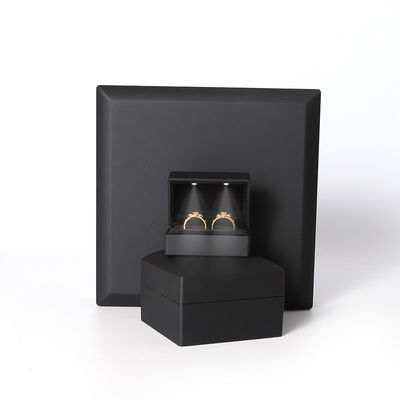 Chine fabrication en gros de haute qualité Led Jewellery Box Emballage Collier Bracelet Ring Jewelry Box Logo personnalisé High End Noir Plastic Led Jewelry Box avec lumière