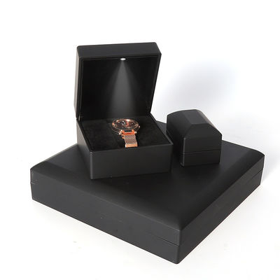 Chine fabrication en gros de haute qualité Led Jewellery Box Emballage Collier Bracelet Ring Jewelry Box Logo personnalisé High End Noir Plastic Led Jewelry Box avec lumière