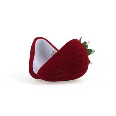 Une boîte de bijoux en velours rouge pour bague personnalisée.