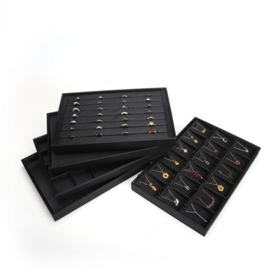 Plateaux à bijoux en cuir noir de luxe personnalisables OEM, présentoirs pour bagues, bracelets et colliers