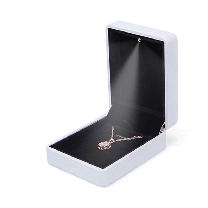 Boîte à bijoux LED en cuir blanc rond avec logo personnalisé et sérigraphie de Hanhong